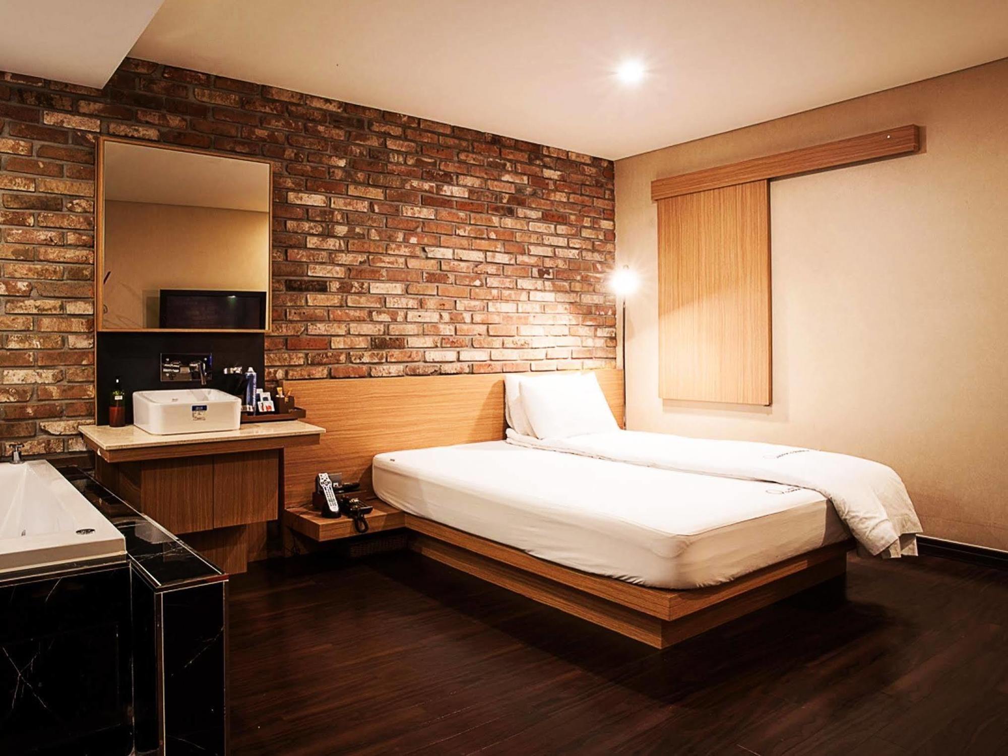 Comma Hotel Busan Buitenkant foto