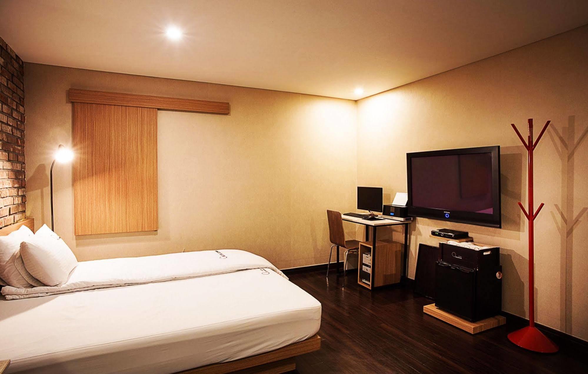 Comma Hotel Busan Buitenkant foto