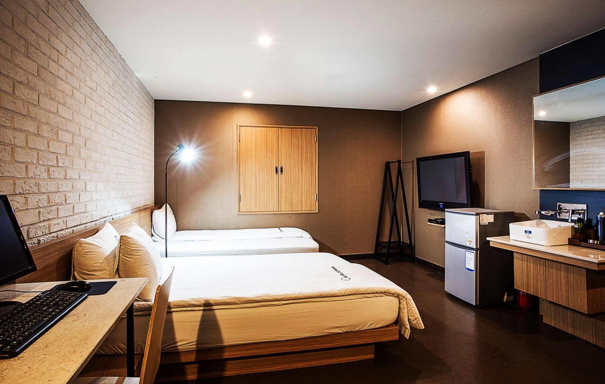 Comma Hotel Busan Buitenkant foto