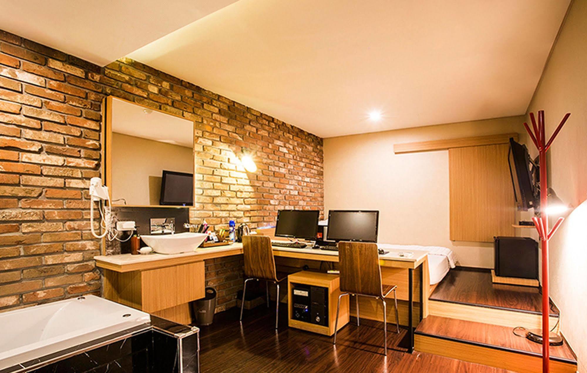 Comma Hotel Busan Buitenkant foto